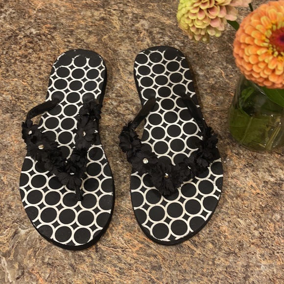 Summer Fun Flip Flops Black snd White with flowers - Picture 4 of 8